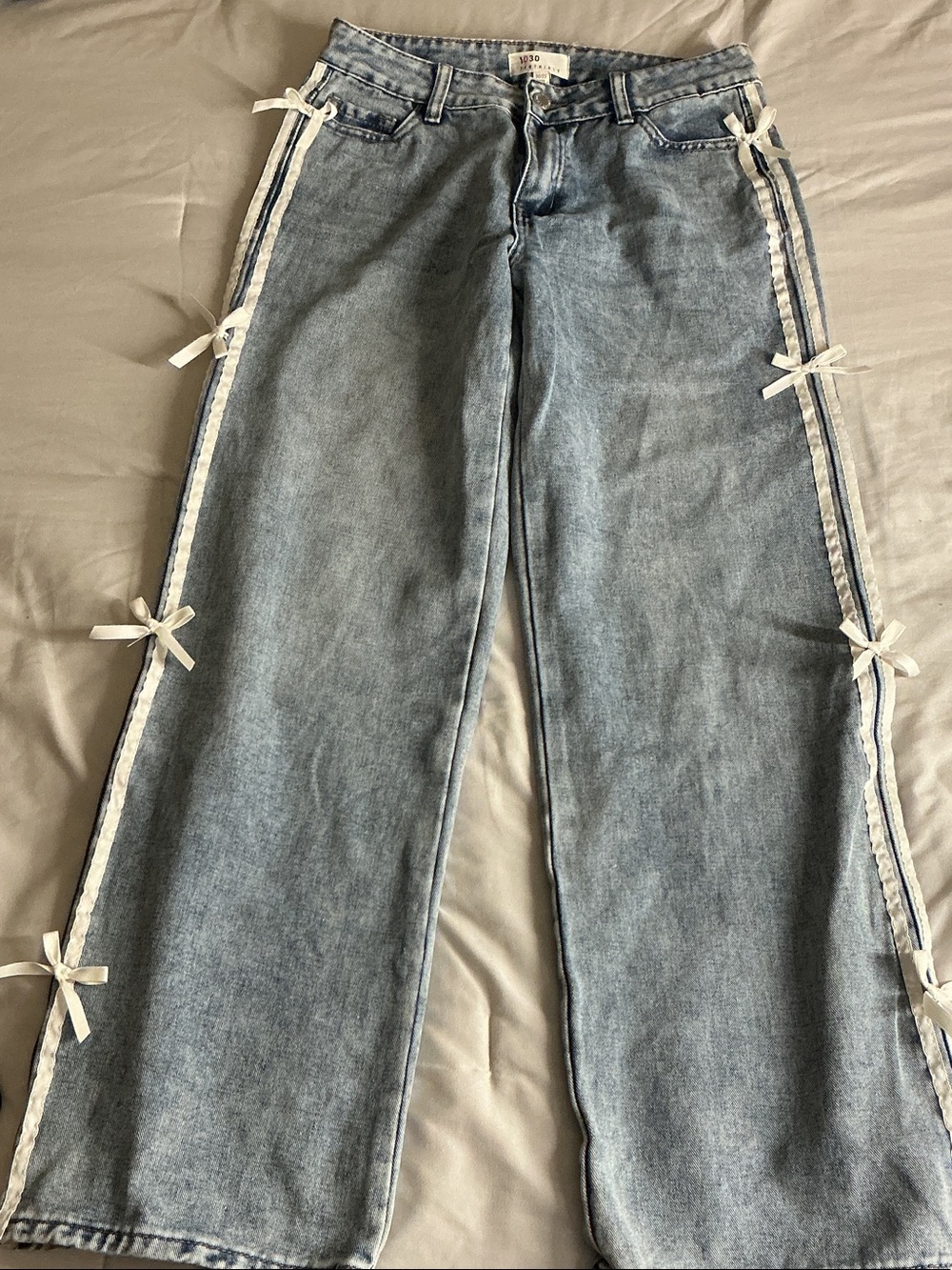 Light Wash Wide-Leg Jeans with White Ribbon Trim size 00/23